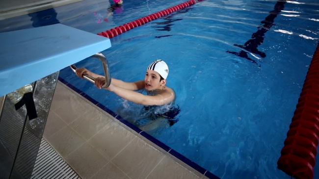 Otizmli oğluyla birlikte yüzme dersleri alan örnek anne